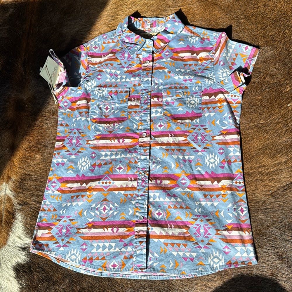 Brand new with tags! Never worn! Pearl snap short sleeve girls shirt!